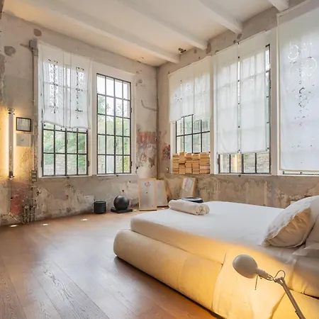 Design Loft With Private Parking شقة كومو