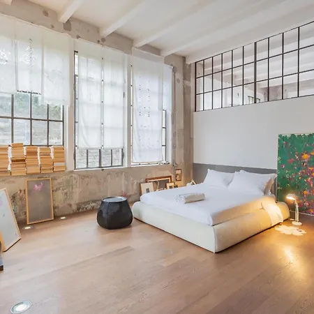 Design Loft With Private Parking كومو